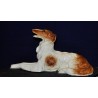 Statue d'un Borzoi élégant couché en porcelaine